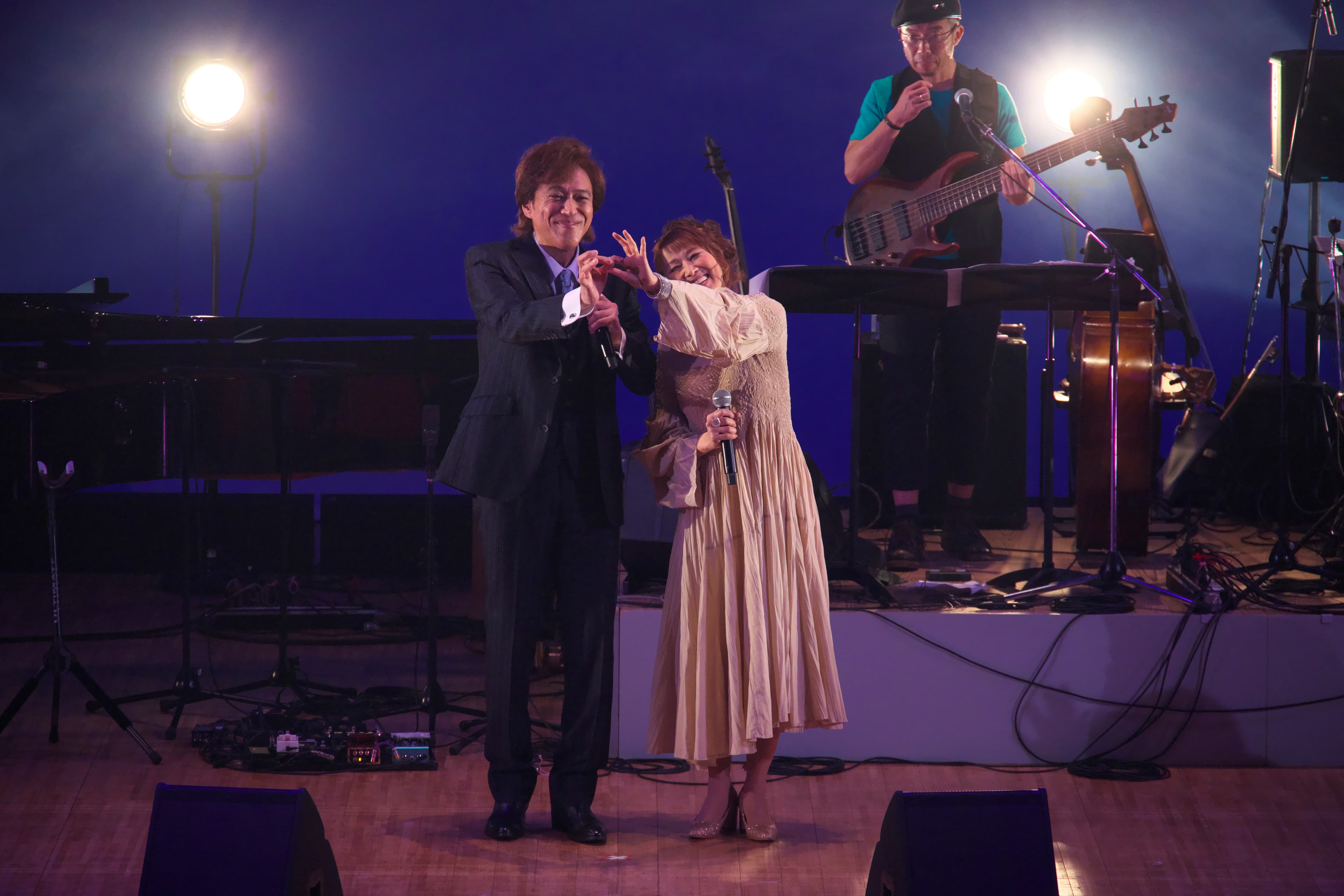 A Whole New Worldを手話で表現する 石井一孝さん 麻生かほ里さん