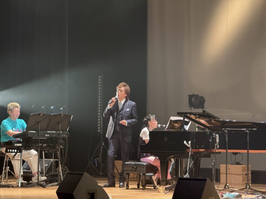 全盲のシンガーわたなべちひろさんは石井一孝さんと一緒に奏でます