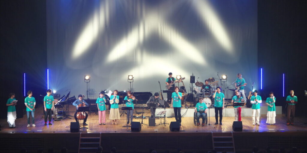 ライブインクルーシブのフィナーレ。おそろいのコバルトブルーのTシャツシャツを着て 石井一孝さんを中心に横に並んで歌います。